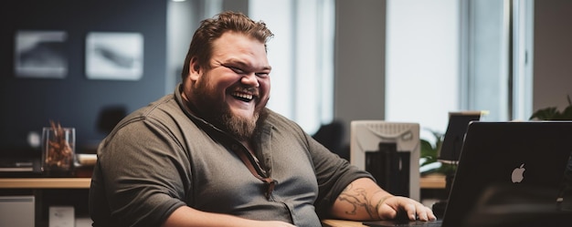 Portrait d'un homme souriant de taille plus près de l'ordinateur portable dans le bureau