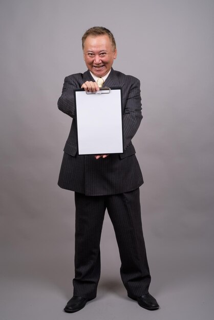 Photo portrait d'un homme souriant tenant une caméra