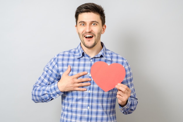 Portrait, de, homme souriant, tenue, papier rouge, coeur