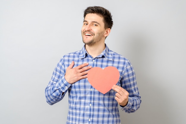 Portrait, de, homme souriant, tenue, papier rouge, coeur