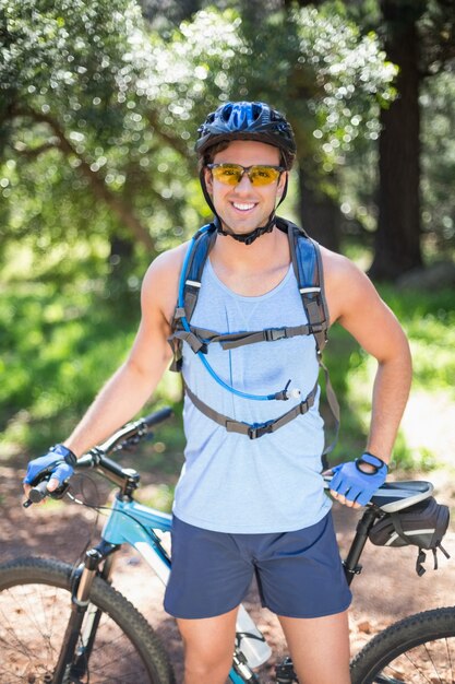 Portrait, de, homme souriant, à, vélo, à, forêt