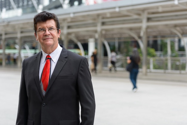 Photo portrait d'un homme souriant