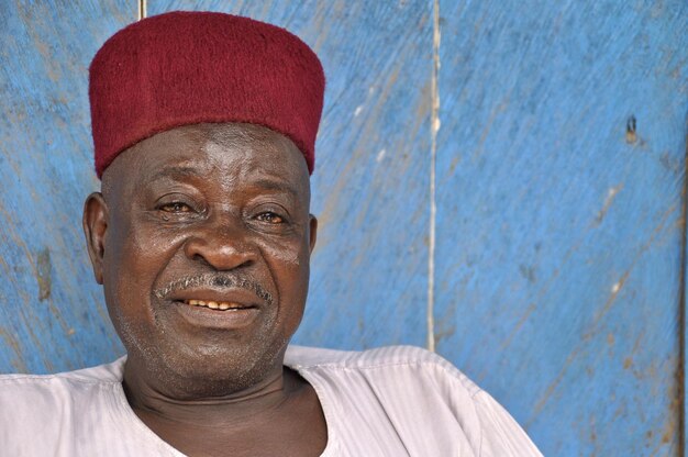 Photo portrait d'un homme souriant