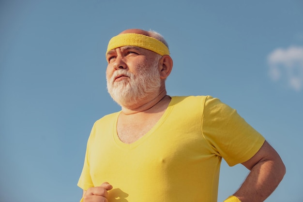 Portrait d'un homme de sport senior en bonne santé jogger homme âgé jogging homme senior courant dans la nature ensoleillée h...