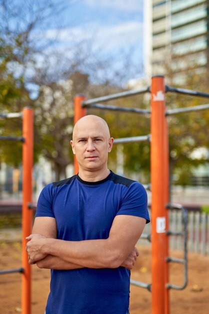 Portrait d'un homme sportif à l'aire de jeux extérieure