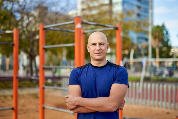 Portrait d'un homme sportif à l'extérieur