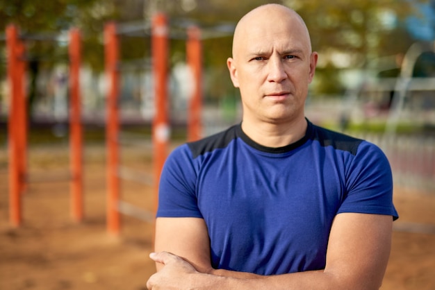 Portrait d'un homme sportif à l'extérieur