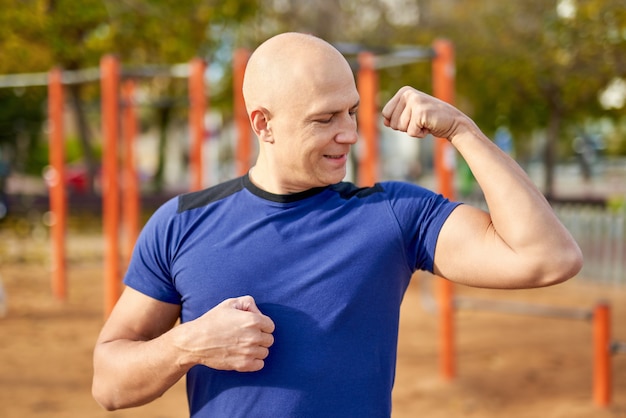 Portrait d'un homme sportif à l'extérieur