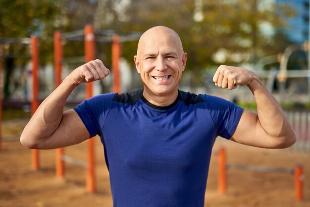 Portrait d'un homme sportif à l'extérieur