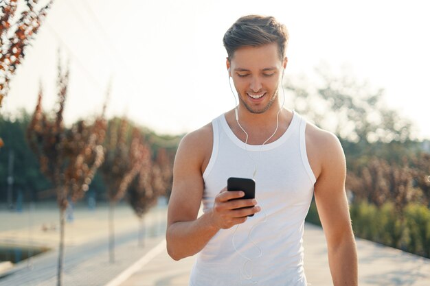 portrait homme sportif avec mobile