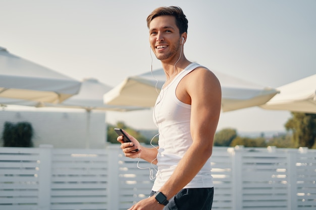 portrait homme sportif avec mobile