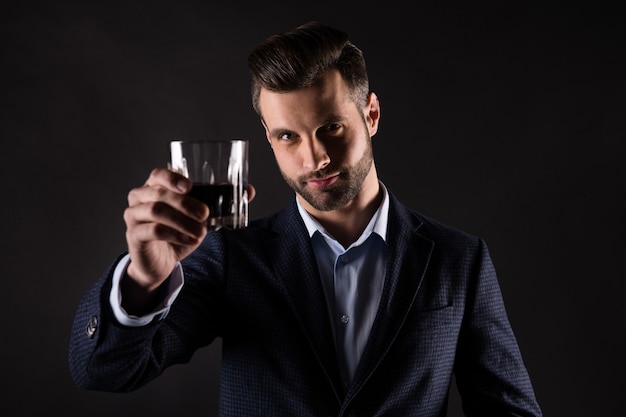 Portrait d'un homme à succès directeur des ventes buvant du cognac à l'occasion