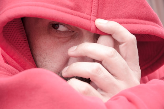 Portrait d'homme en sweat à capuche