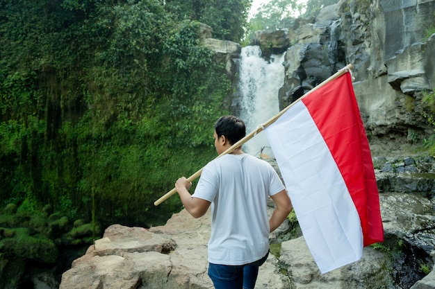 Portrait d'homme tenant un drapeau de l'Indonésie