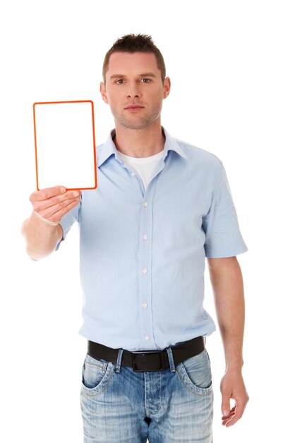Photo portrait d'un homme tenant une pancarte blanche sur un fond blanc