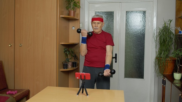 Photo portrait d'un homme tenant une porte rouge à la maison