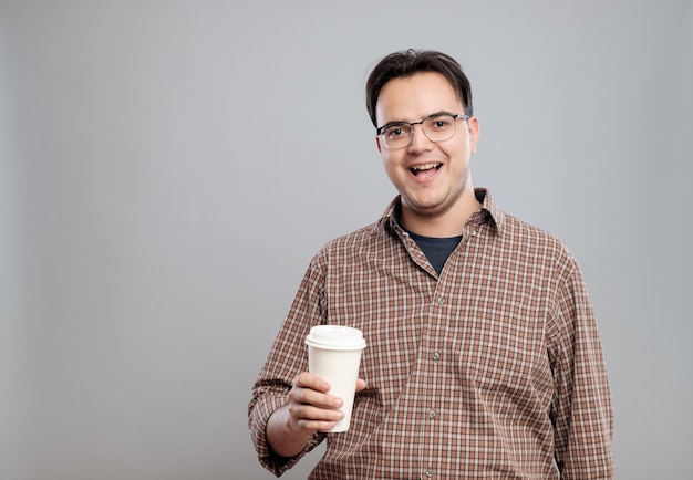 Portrait d'homme tenant une tasse de café