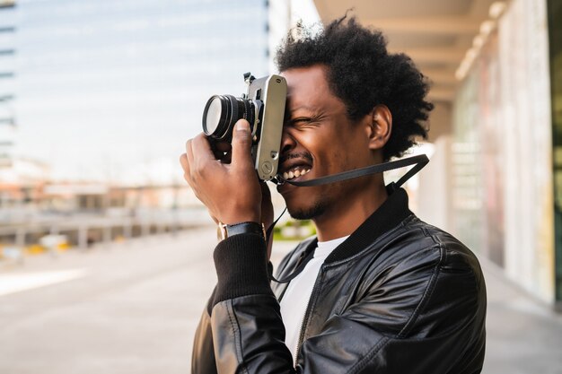 Portrait D'homme De Tourisme à Prendre Des Photos Avec Appareil Photo Tout En Marchant à L'extérieur Dans La Rue