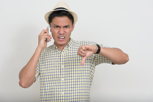 Portrait de l'homme touristique asiatique stressé, parler au téléphone