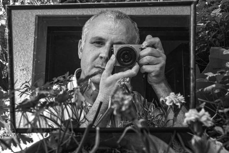 Photo portrait d'un homme en train de photographier