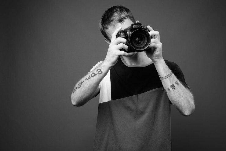 Photo portrait d'un homme en train de photographier