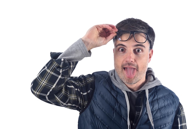 portrait d'un homme en train de sortir sa langue