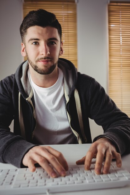 Portrait d'un homme travaillant au bureau