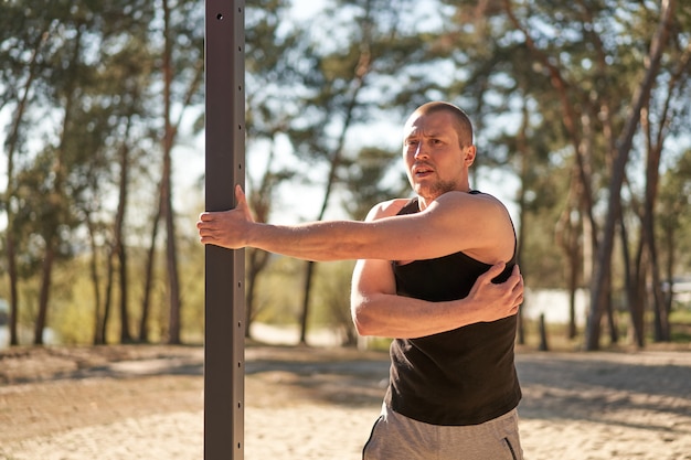 Portrait d'un homme travaillant dans la nature