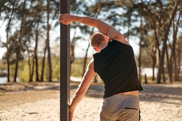 Photo portrait d'un homme travaillant dans la nature