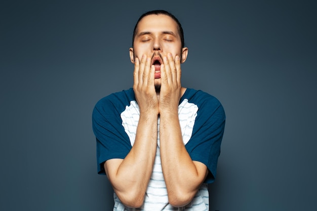 Portrait d'un homme triste avec les mains sur le visage les yeux fermés Concept émotionnel