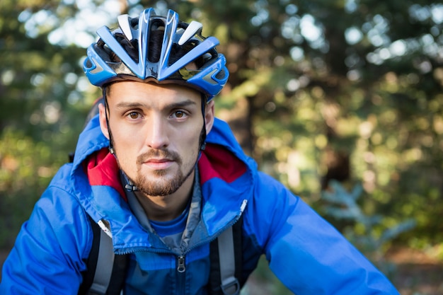 Portrait d'homme vélo de montagne homme dans la forêt