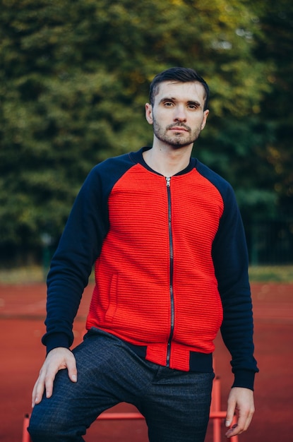 portrait d'homme en veste rouge