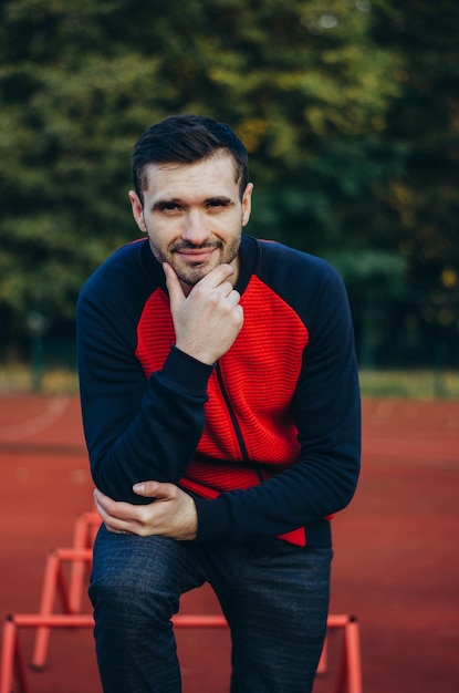 portrait d'homme en veste rouge