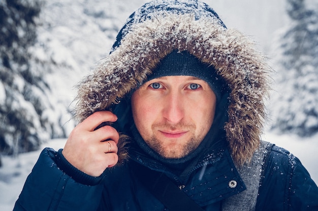 Portrait d'un homme en vêtements d'hiver.