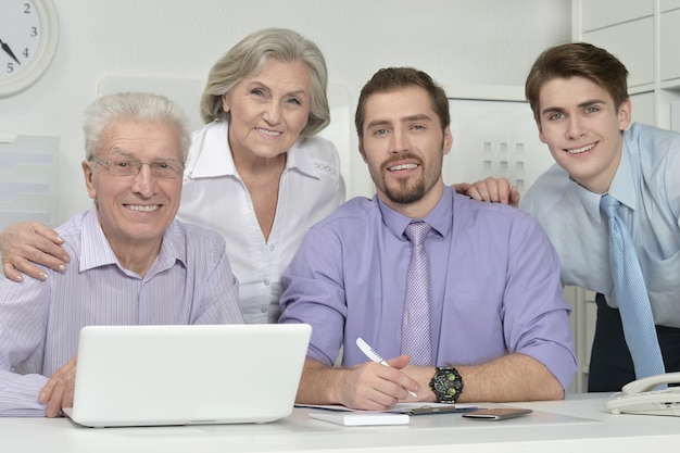 Portrait d'hommes d'affaires au bureau avec ordinateur portable