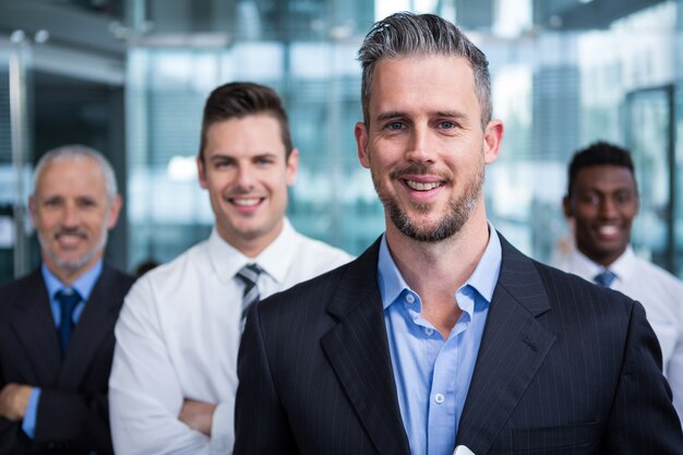 Portrait d'hommes d'affaires au bureau