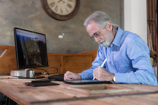 Portrait d'hommes d'affaires professionnels travaillant sur le bureau dans une salle de bureau moderne