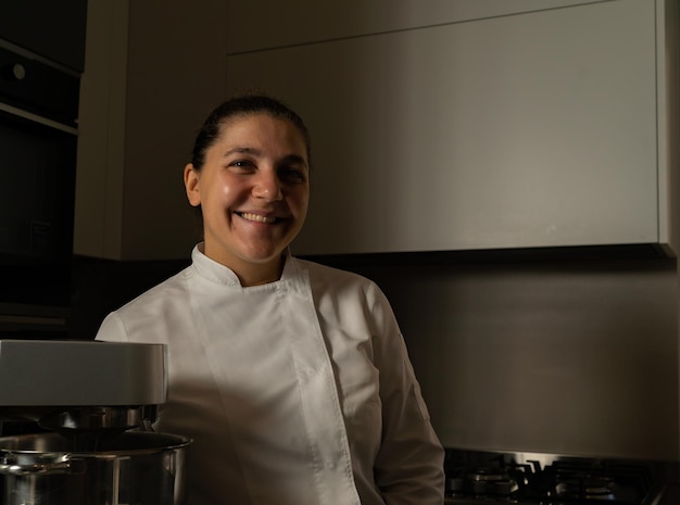 Portrait horizontal d'un chef pâtissier souriant dans son espace de copie de travail