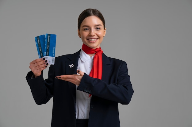 Photo portrait d'hôtesse de l'air avec billets d'avion et passeport