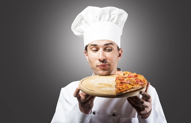 Portrait humoristique d'un homme en toque regardant une pizza