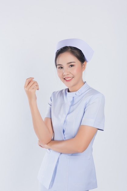 portrait infirmière asiatique tenant seringue