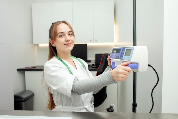 Portrait d'une infirmière en blouse médicale dans un hôpital une femme médecin en uniforme