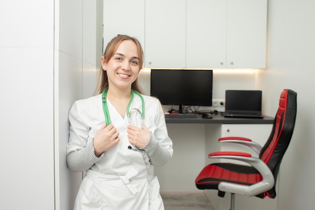 Portrait d'une infirmière en blouse médicale à l'hôpital une femme médecin en uniforme contre le lieu de travail