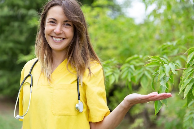 Portrait d'infirmière dans son uniforme avec un stéthoscope