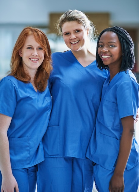 Photo portrait des infirmières et de l'équipe dans un hôpital soins de santé et bonheur avec la carrière des médecins et leurs amis chirurgiens étudiants en médecine ou personnel en uniforme de bien-être ou travail d'équipe avec succès ou professionnel