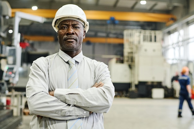 Portrait d'un ingénieur afro-américain debout dans une usine