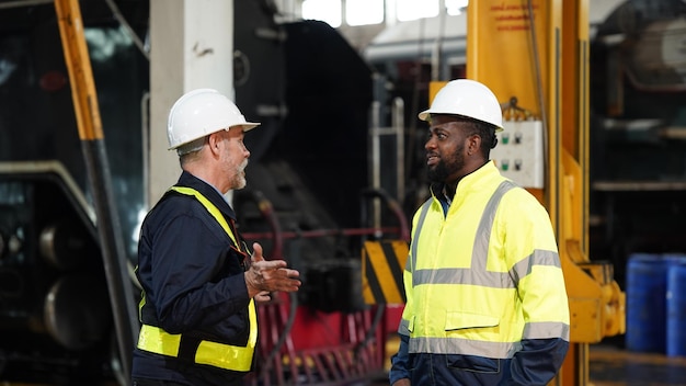 Portrait d'ingénieur et d'apprenti dans l'atelier de l'installation d'ingénierie ferroviaire