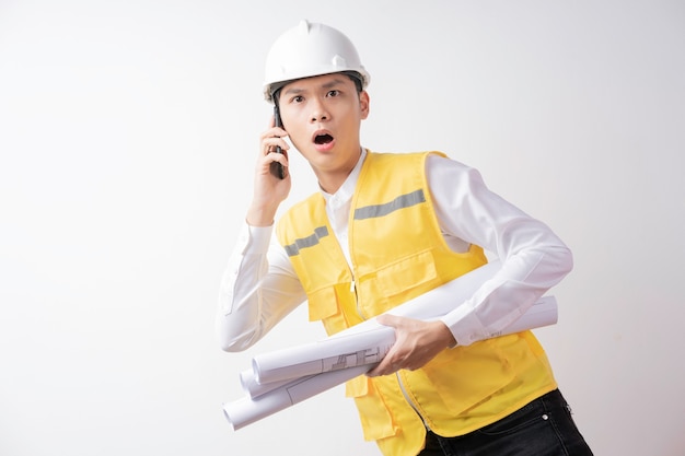 Portrait d'ingénieur en construction masculin avec expression sur fond blanc