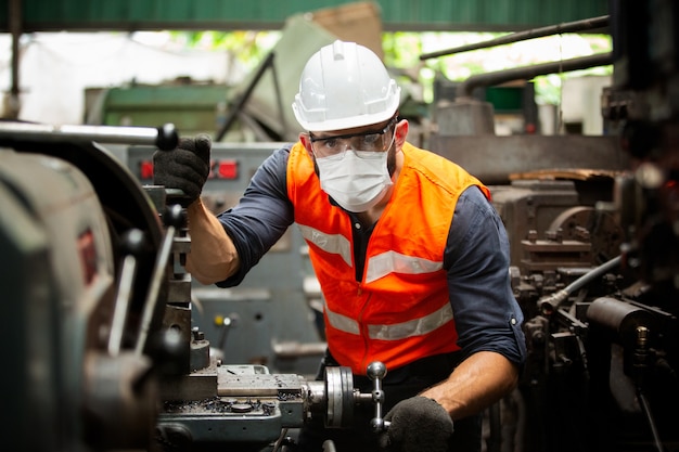 Portrait de l'ingénieur du personnel de fabrication en production d'usine