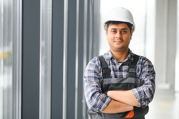 Photo portrait d'ingénieur homme asiatique ouvrier de la construction